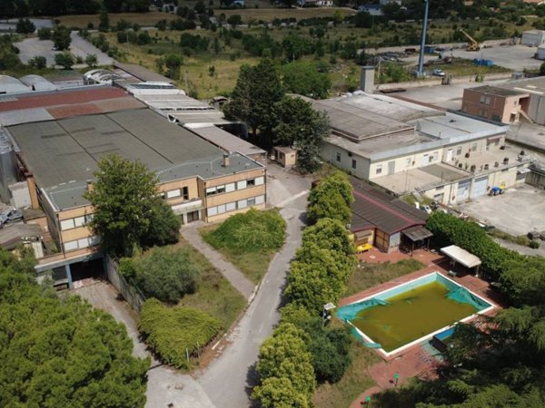 locale commerciale in vendita a Spoleto in zona San Giacomo