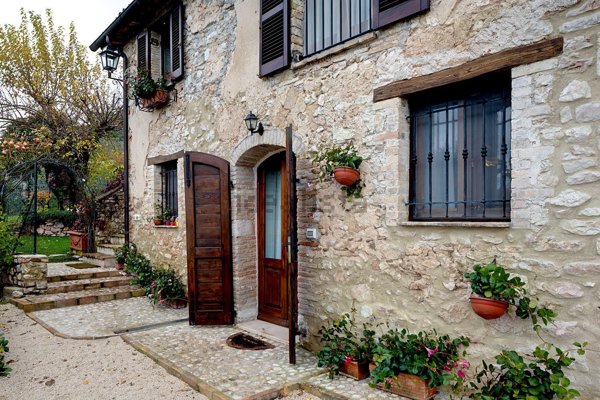casa indipendente in vendita a Spoleto in zona Bazzano Superiore