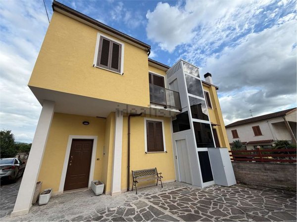 casa indipendente in vendita a Spoleto in zona Maiano