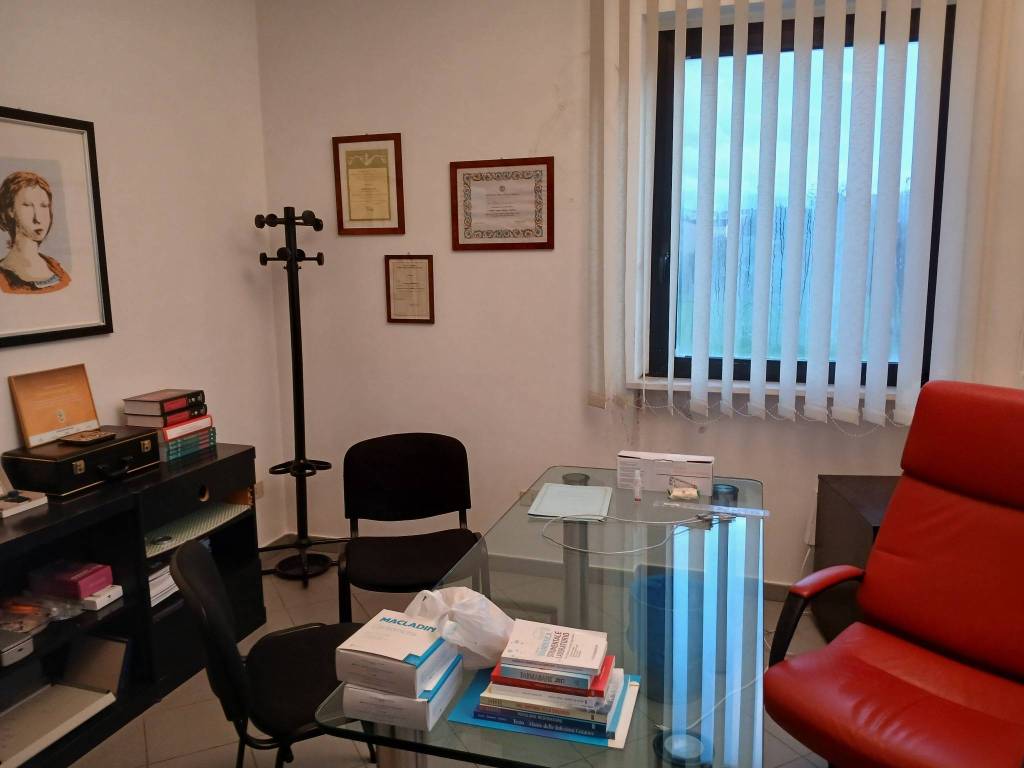 ufficio in vendita a Spoleto in zona Collicelli