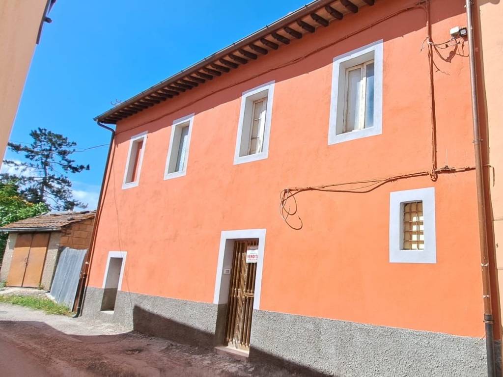 casa indipendente in vendita a Spoleto in zona Cortaccione