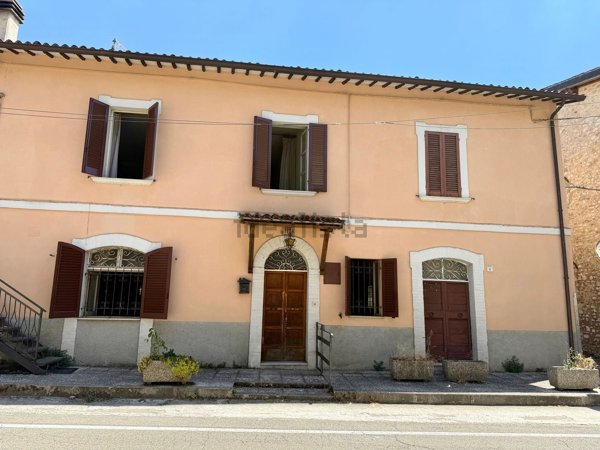 casa indipendente in vendita a Spoleto in zona Strettura