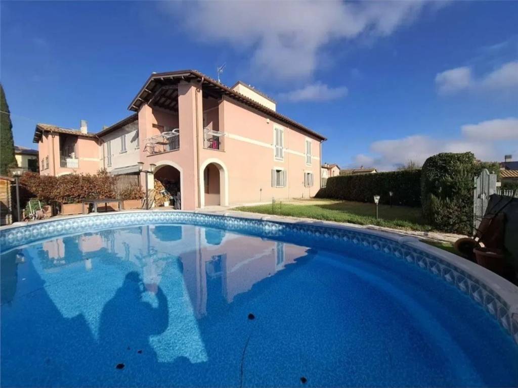 casa indipendente in vendita a Spoleto in zona Collicelli