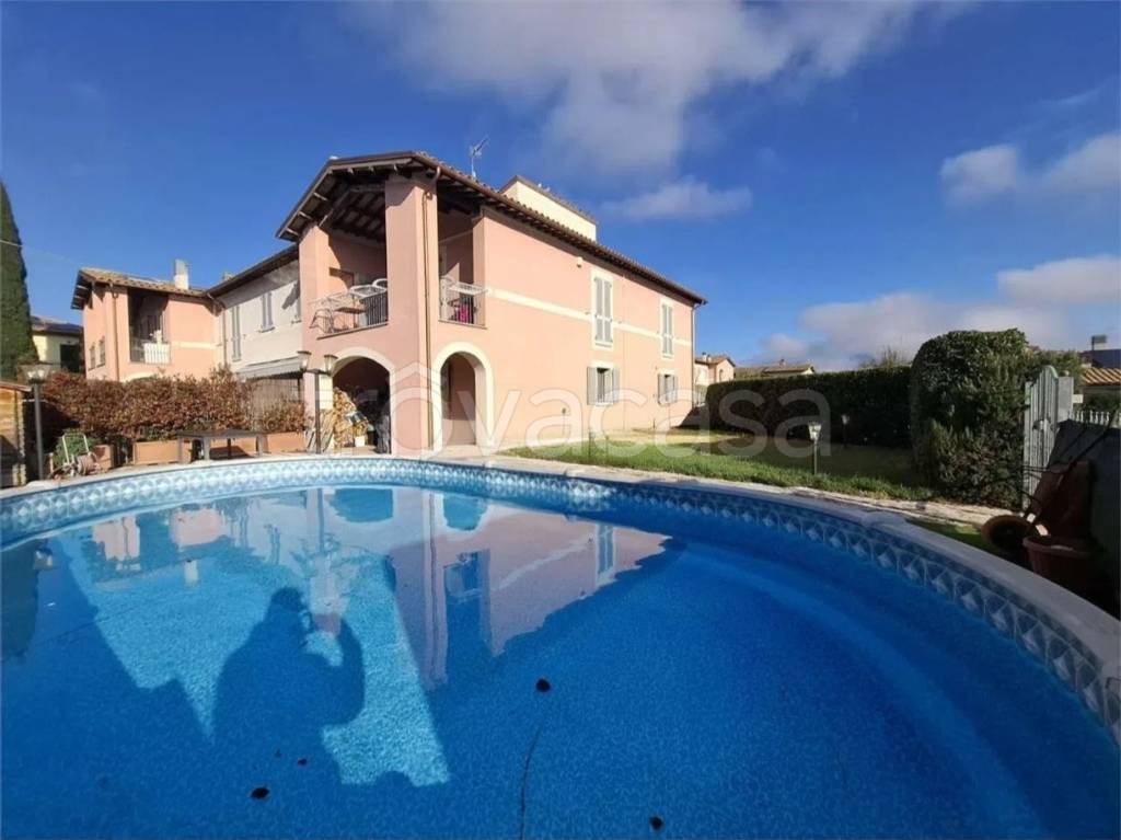 casa indipendente in vendita a Spoleto