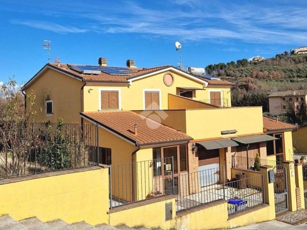 casa indipendente in vendita a Spoleto