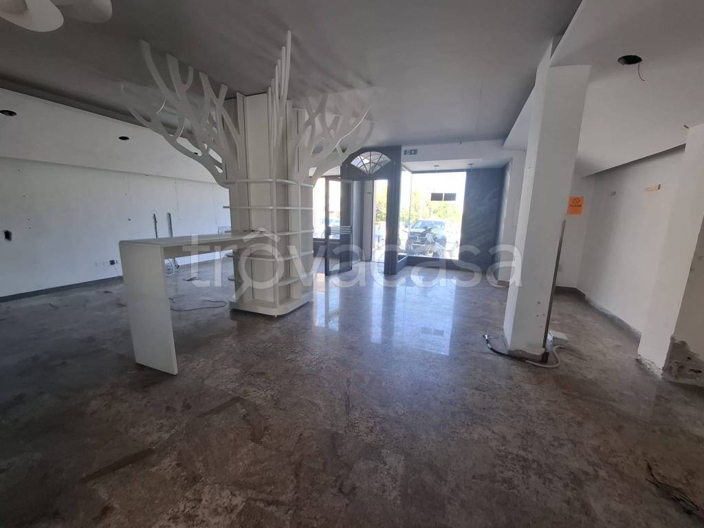 negozio in vendita a Spoleto in zona Collerisana