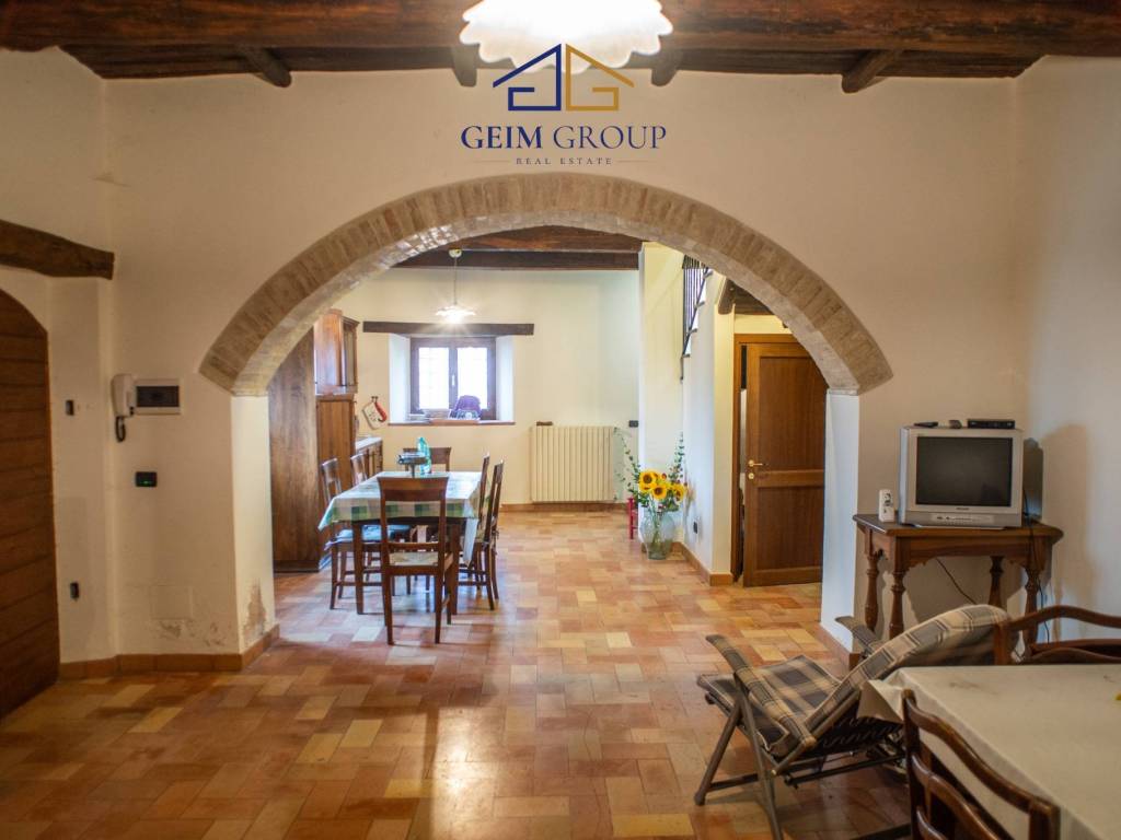 casa indipendente in vendita a Spoleto in zona Maiano