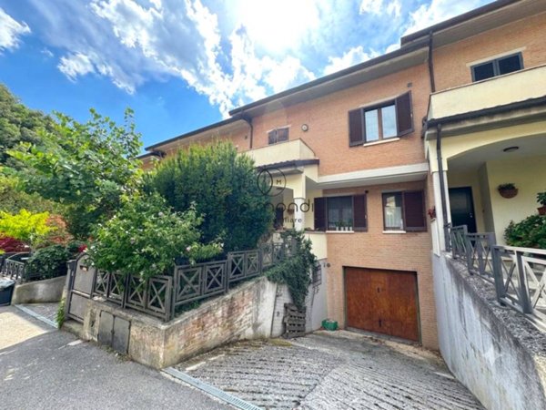 casa indipendente in vendita a Spoleto
