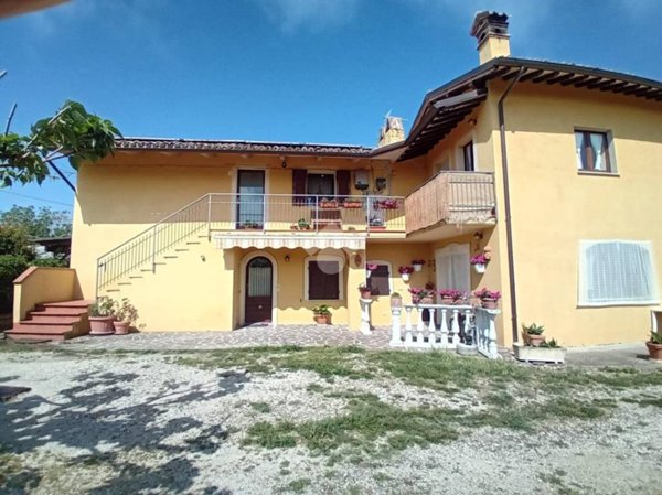 casa indipendente in vendita a Spoleto