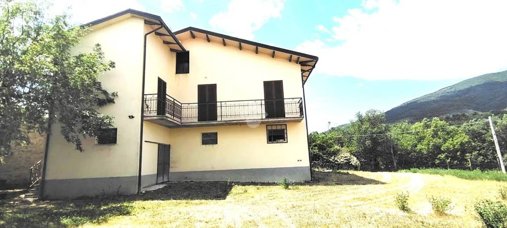 casa indipendente in vendita a Spoleto in zona Ocenelli