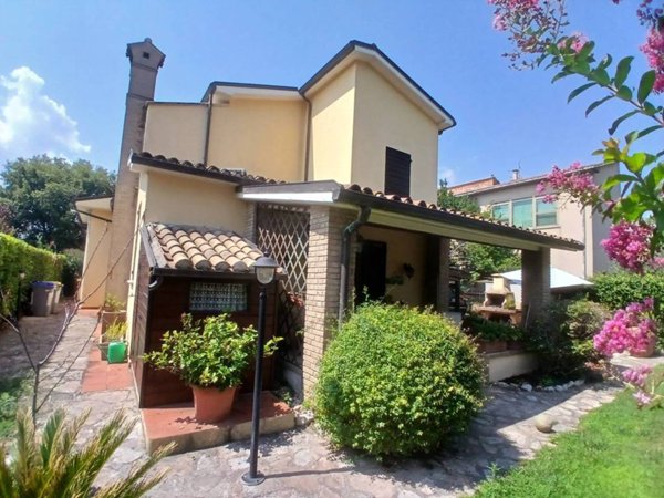 casa indipendente in vendita a Spoleto