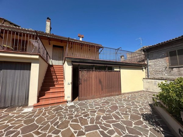 casa indipendente in vendita a Spoleto in zona Eggi