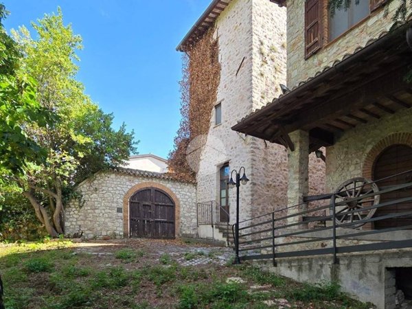 casa indipendente in vendita a Spoleto in zona Uncinano