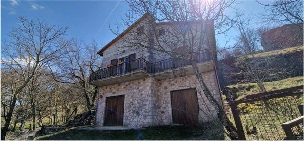 casa indipendente in vendita a Spoleto