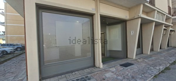 locale commerciale in vendita a Spoleto in zona Collerisana