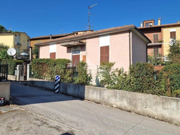 casa indipendente in vendita a Spoleto in zona Baiano