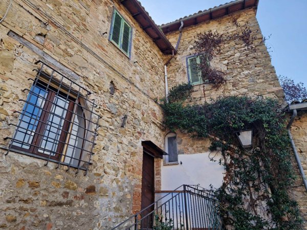casa indipendente in vendita a Spoleto in zona Uncinano