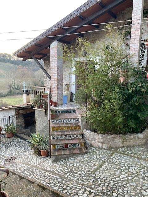 casa indipendente in vendita a Spoleto in zona Crocemarroggia
