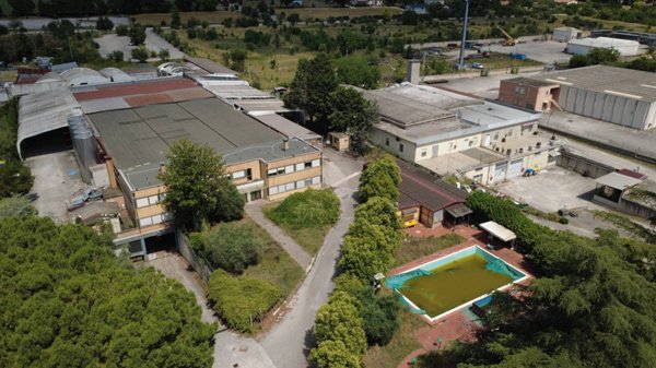 locale commerciale in vendita a Spoleto in zona San Giacomo