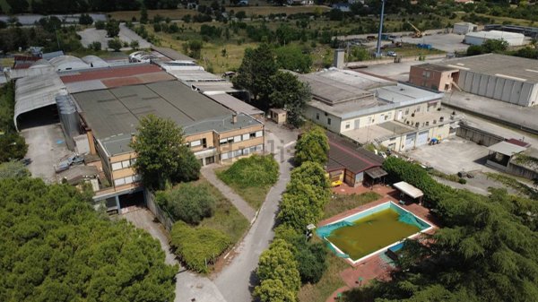 locale commerciale in vendita a Spoleto in zona San Giacomo