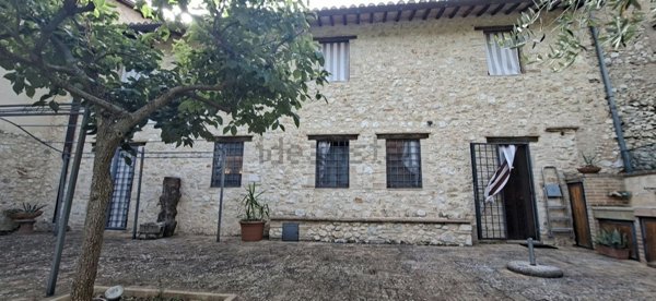casa indipendente in vendita a Spoleto in zona Eggi
