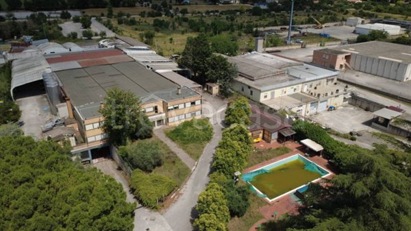 locale commerciale in vendita a Spoleto in zona San Giacomo