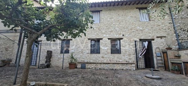 casa indipendente in vendita a Spoleto in zona Eggi