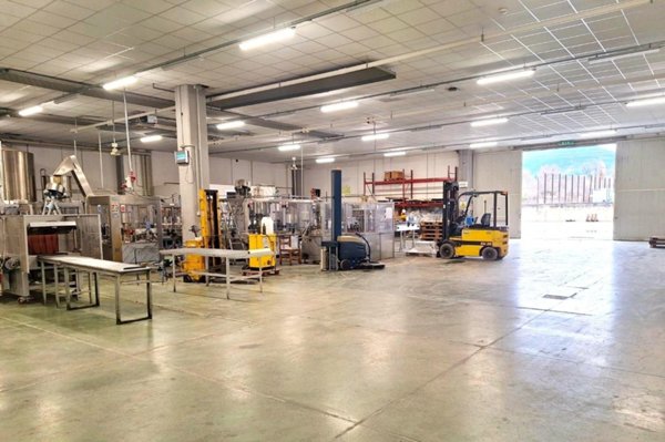 locale commerciale in vendita a Spoleto in zona San Giacomo