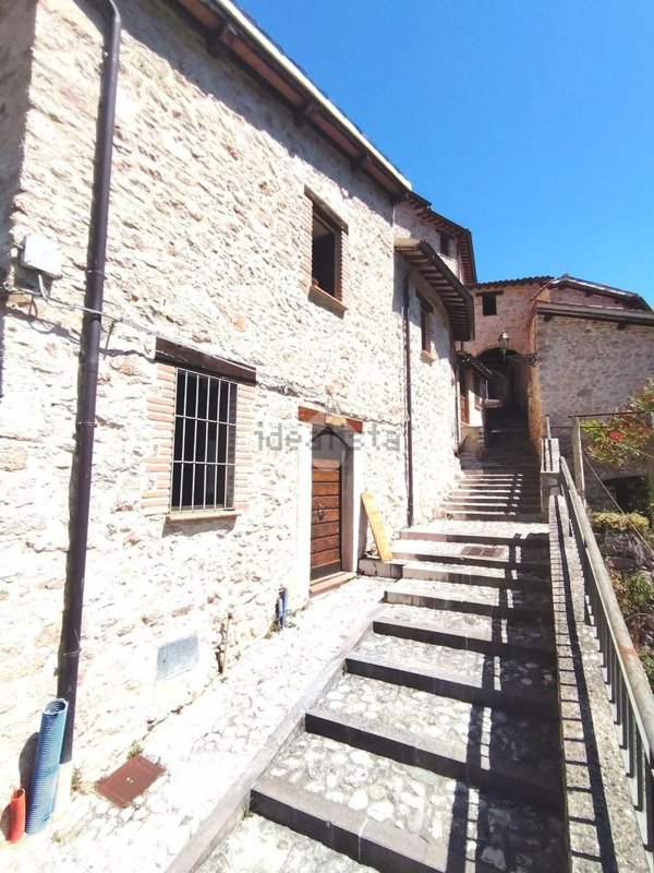 appartamento in vendita a Spoleto in zona Collerisana