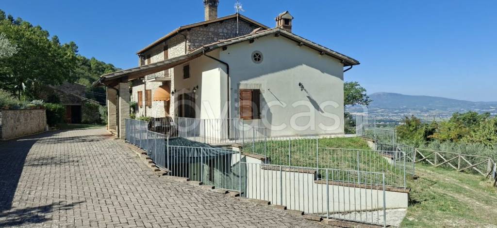 casa indipendente in vendita a Spoleto