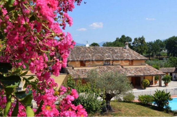 casa indipendente in vendita a Spoleto