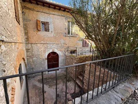 appartamento in vendita a Spoleto in zona Poreta