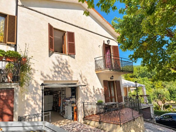 casa indipendente in vendita a Spoleto in zona Pompagnano