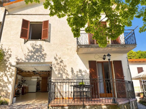 casa indipendente in vendita a Spoleto in zona Pompagnano