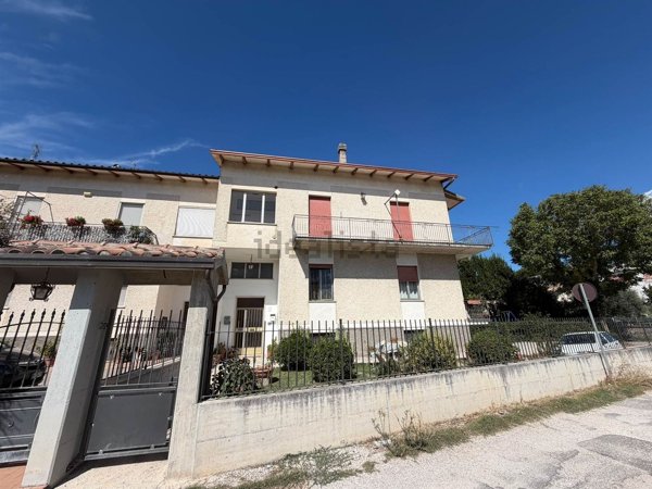 casa indipendente in vendita a Spoleto in zona Collicelli