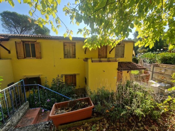 casa indipendente in vendita a Spoleto