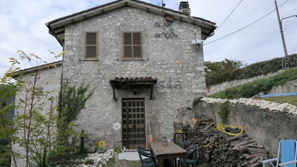 appartamento in vendita a Spoleto in zona Strettura