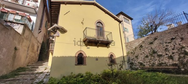casa indipendente in vendita a Spoleto