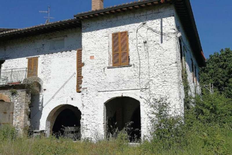 appartamento in vendita a Spoleto in zona Pontebari
