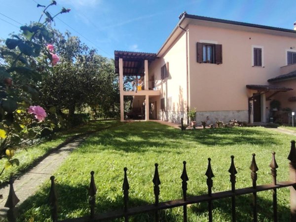 casa indipendente in vendita a Spoleto