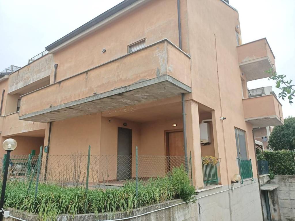 appartamento in vendita a Spoleto in zona Pontebari
