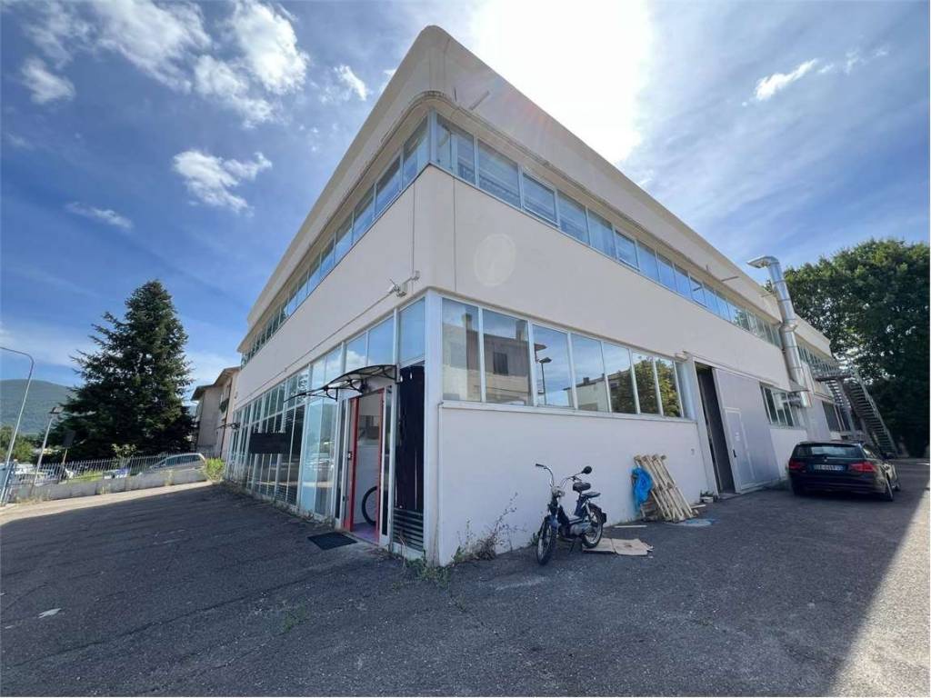 locale commerciale in vendita a Spoleto