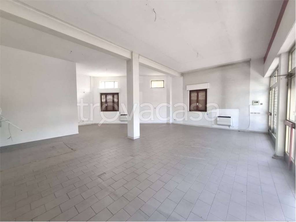 locale commerciale in vendita a Spoleto in zona Collerisana
