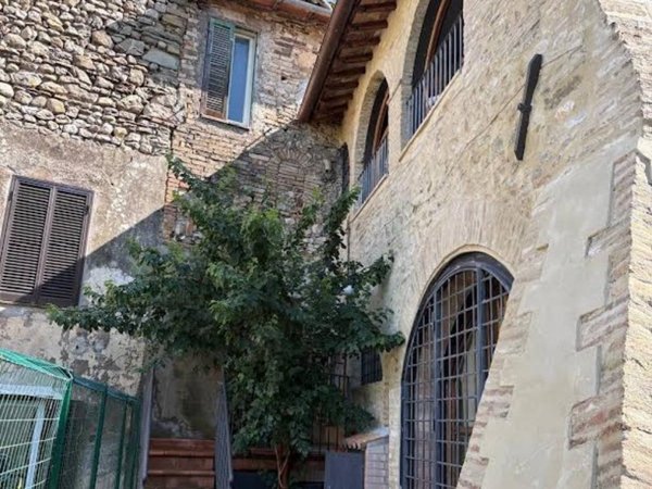 appartamento in vendita a Spoleto in zona Uncinano