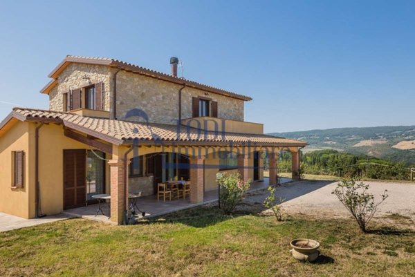 casa indipendente in vendita a Todi