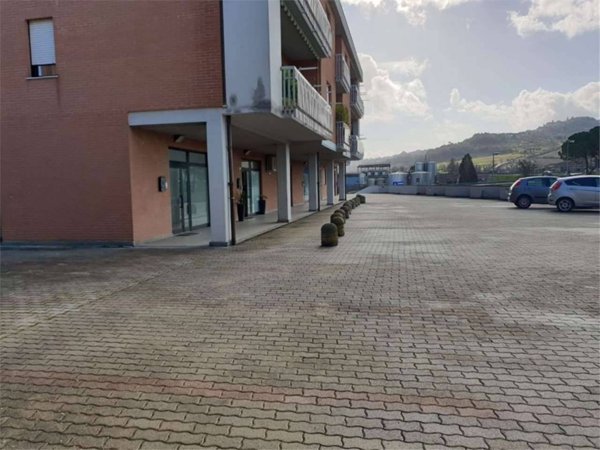 negozio in vendita a Todi in zona Pian di Porto
