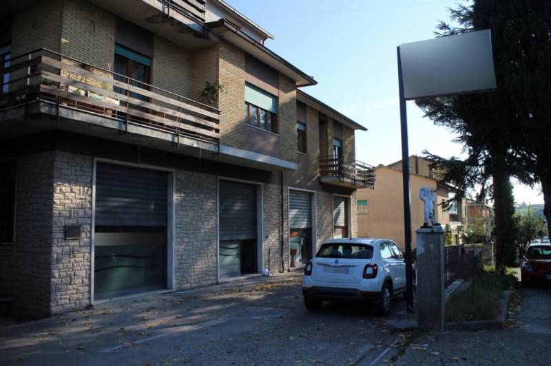 locale commerciale in vendita a Todi