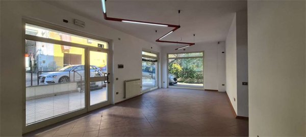 locale commerciale in vendita a Todi