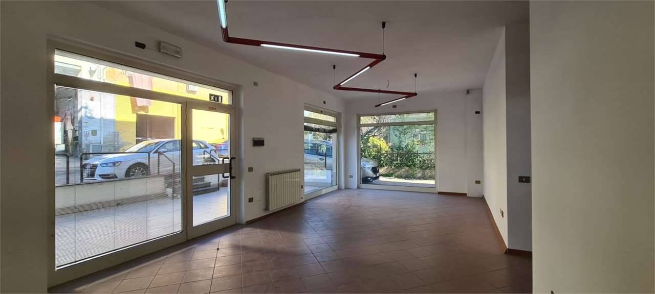 locale commerciale in vendita a Todi