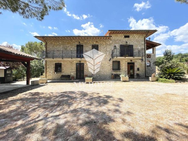 casa indipendente in vendita a Todi